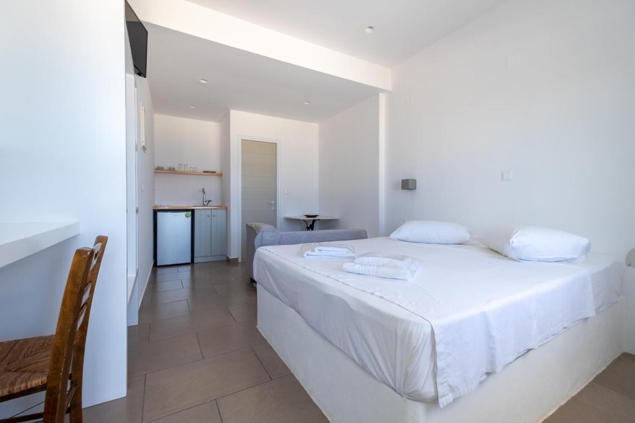 Lorenzo Studios And Suites Paros Naousa  Exterior photo